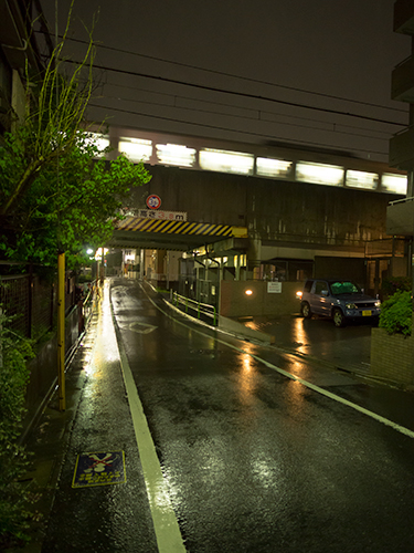 夜の道路のイメージ